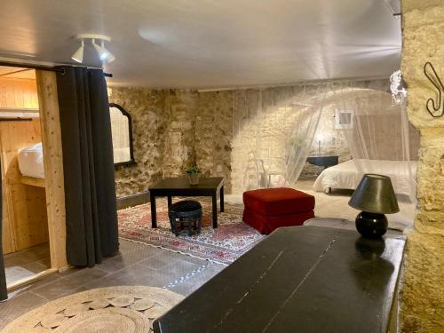 uma sala com um quarto com uma mesa e uma cama em Provins cité médiévale em Provins