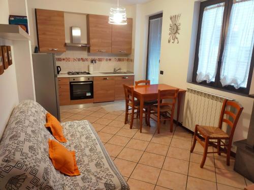 uma cozinha e sala de jantar com um sofá e uma mesa em La Casina di Borgo em Borgo San Lorenzo