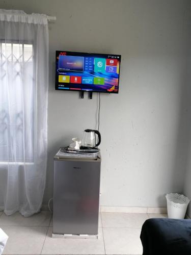 Μια τηλεόραση ή/και κέντρο ψυχαγωγίας στο Serenity Guest House
