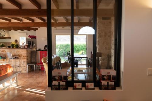 cocina y sala de estar con mesa en La Halte Gourmande en Vachères