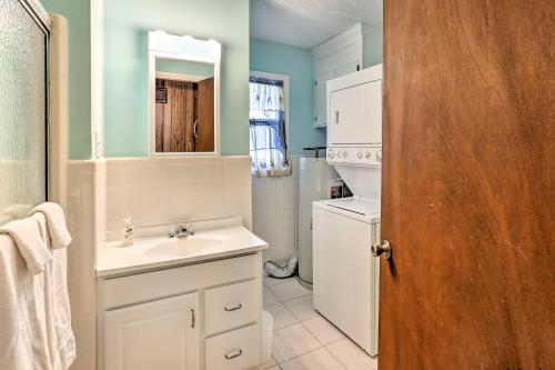 Ένα μπάνιο στο Lake Waccamaw Home with Fenced Yard and Shared Pier!