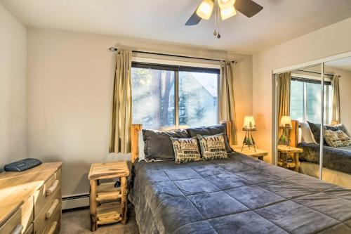 um quarto com uma cama, uma cómoda e uma janela em Breckenridge Condo - Walk to Main St and Chairlift! em Breckenridge