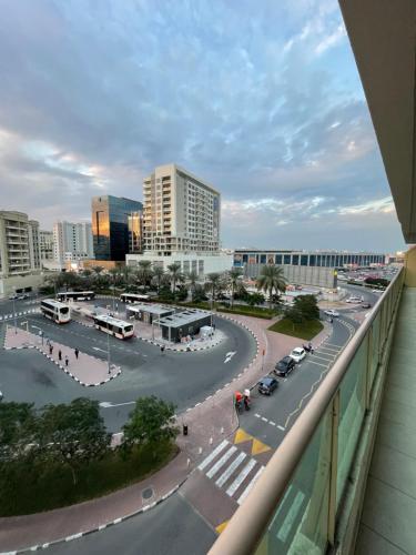 vistas a una ciudad con aparcamiento en Pharaohs Inn Deira Hostel en Dubái