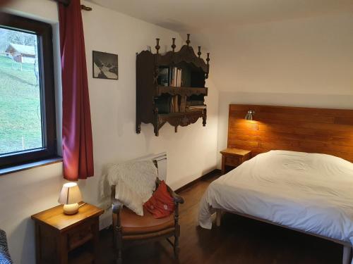 een slaapkamer met een bed en een raam bij Chalet Tante Emma in Vacheresse
