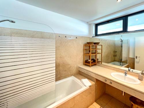 La salle de bains est pourvue d'une baignoire et d'un lavabo. dans l'établissement Residence Golf Club Vilamoura by Be Cherish, à Quarteira