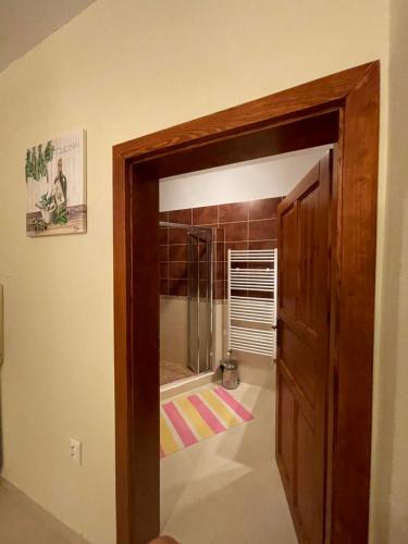 un pasillo con una puerta abierta a una habitación en Apartmán Brooklyn en Skalica
