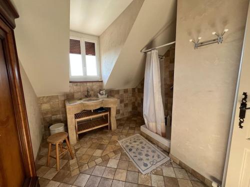 Kúpeľňa v ubytovaní Le Cabaret Paisible avec Piscine