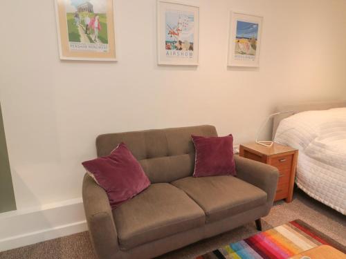 sala de estar con sofá y cama en Silverbirch en Cornhill-on-tweed