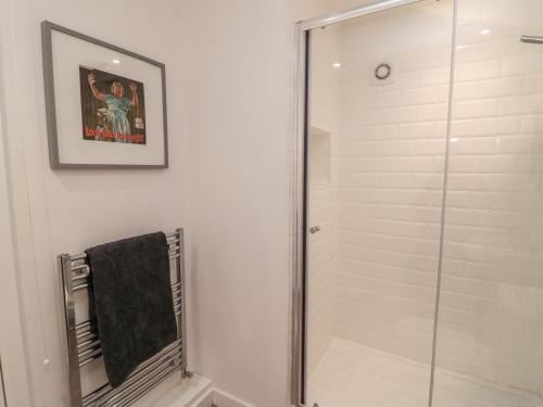Cornhill-on-tweed的住宿－Silverbirch，浴室里设有玻璃门淋浴