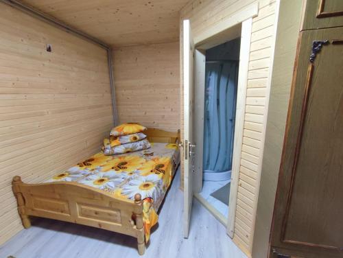 a small bedroom with a bed in a room at Гостинний двір Матійчуків Новий in Vorokhta