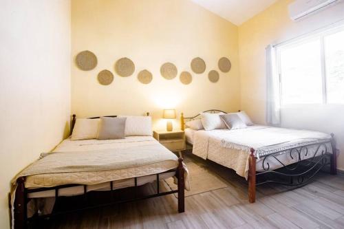 a bedroom with two beds and a window at Aparment Playa Venao - D in Pedasí Town
