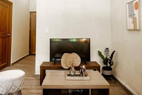 a living room with a table and a flat screen tv at Aparment Playa Venao - D in Pedasí Town