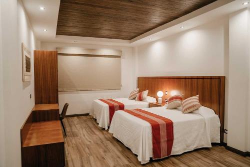 um quarto de hotel com duas camas num quarto em Villa Montefiori em Valle de Guadalupe