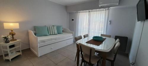 une petite chambre avec un lit et une table à manger dans l'établissement Departamento MICHE, à Tandil