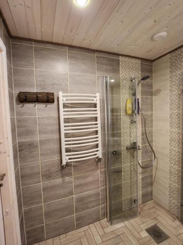y baño con ducha y puerta de cristal. en Kuuse 4 Apartment en Haapsalu