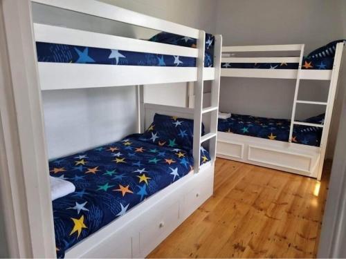 - une chambre avec 2 lits superposés aux étoiles bleues et jaunes dans l'établissement Portland sea spa retreat, à Portland