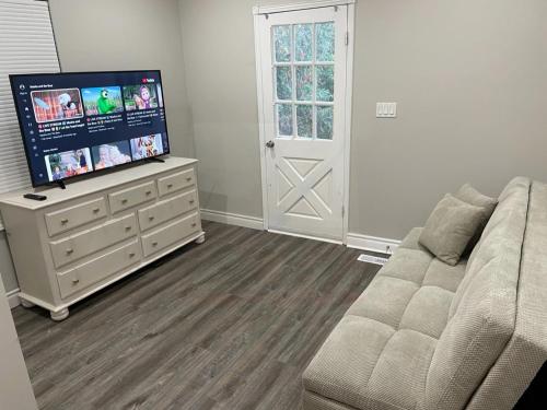 Spacious Suite, King Bed, Queen Bed, and 2 Cars Parking