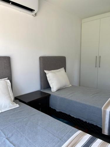 two beds sitting next to each other in a room at Casa Carite in Ocean Park