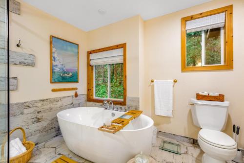ein Badezimmer mit einer weißen Badewanne und einem WC in der Unterkunft Pacific Dream in Seattle