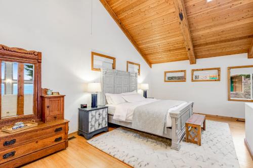 ein Schlafzimmer mit einem Bett und einer Holzdecke in der Unterkunft Pacific Dream in Seattle