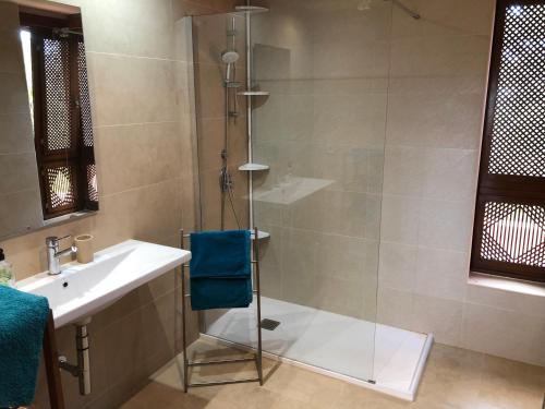 La salle de bains est pourvue d'une douche et d'un lavabo. dans l'établissement Seaview Luxury Penthouse Apartment 24 hour security and Underground Parking, à Estepona