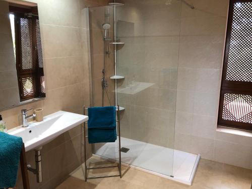 Sea, Pool & Garden views, Comfy New Golden Mile Penthouse Apartment 24 hour security and Underground Parking