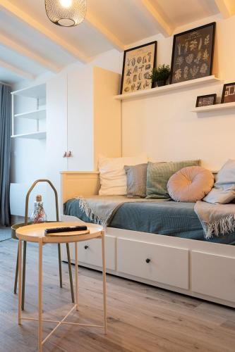 un salon avec un canapé et une table dans l'établissement L'Alcove du Pont, à Pont-du-Château
