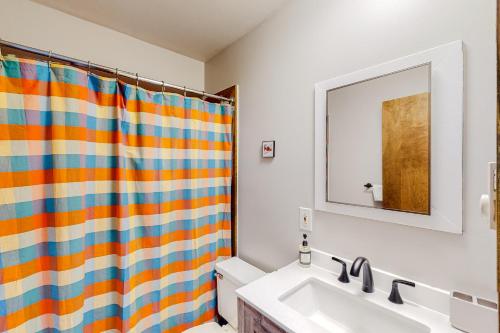 uma casa de banho com um lavatório e uma cortina de chuveiro em Battleground 50 em Irasville