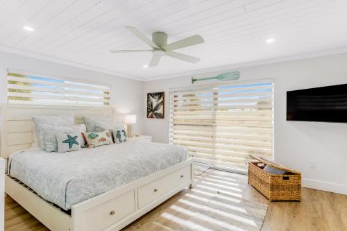 a bedroom with a bed and a ceiling fan at Plaza Del Sol in Islamorada