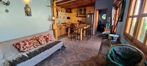 a living room with a couch and a kitchen at Casa Jardín de Hadas con Vista Panorámica in Pisco Elqui