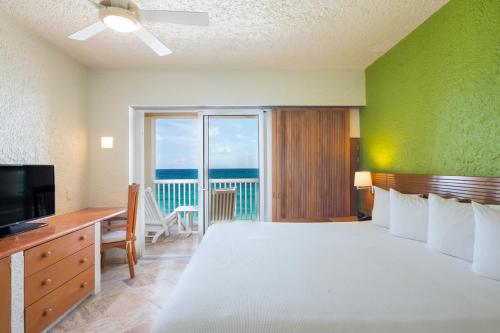 a bedroom with a bed and a view of the ocean at Club Regina Cancun in Cancún