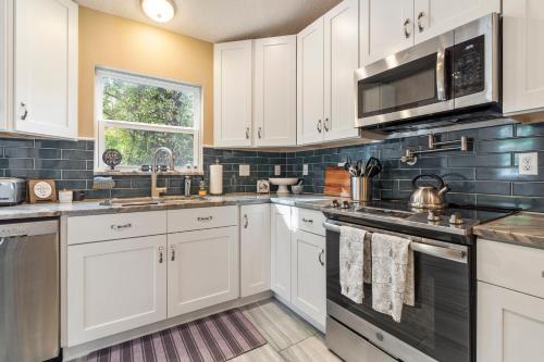 Η κουζίνα ή μικρή κουζίνα στο Your Home Away From Home 3Br 2Bth House with EV PLUG IN on site & Only 8 min to downtown
