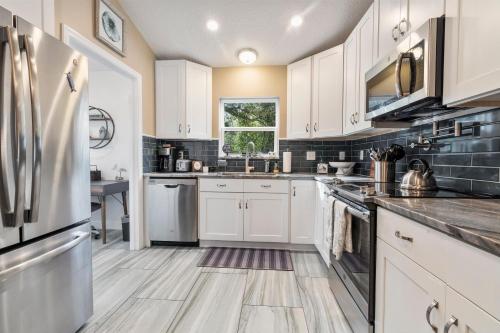 Η κουζίνα ή μικρή κουζίνα στο Your Home Away From Home 3Br 2Bth House with EV PLUG IN on site & Only 8 min to downtown