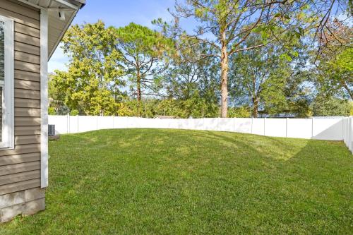 Κήπος έξω από το Your Home Away From Home 3Br 2Bth House with EV PLUG IN on site & Only 8 min to downtown