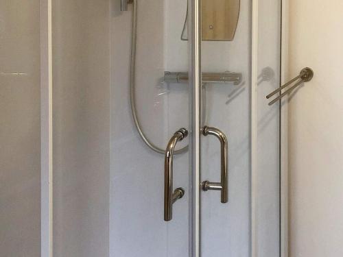 ducha con puerta de cristal y cortina de ducha en Holiday home Skibby XIV en Skibby