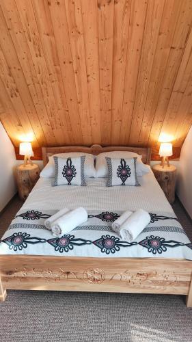 Una cama o camas en una habitación de Willa Adamówka
