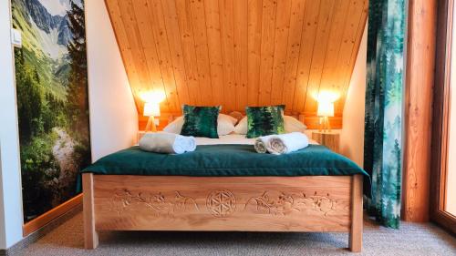 Una cama o camas en una habitación de Willa Adamówka