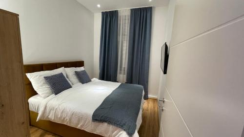 1 dormitorio con cama y ventana en D&D Schönbrunner Deluxe Apartment en Viena