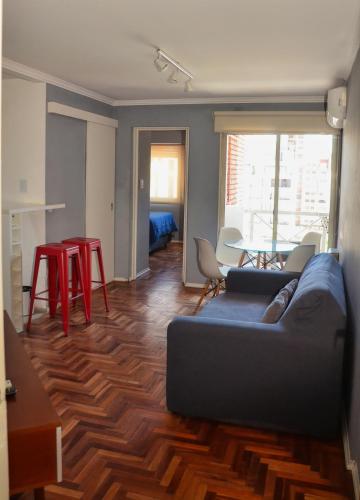 sala de estar con sofá y mesa en Apartamento Nueva Córdoba en Córdoba