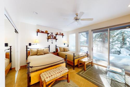 um quarto com 2 camas e uma janela em Green Pine em Sun Valley