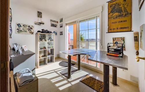 uma sala de jantar com uma mesa e uma janela em Lovely Apartment In Las Lagunas De Mijas With Kitchen em Fuengirola