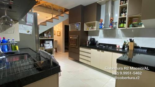een grote keuken met een aanrecht en een fornuis bij Cobertura R2 Maceió in Maceió