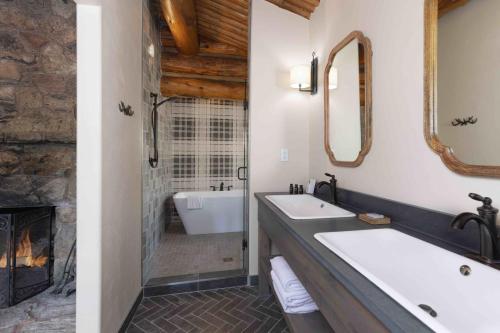 Salle de bains dans l'établissement Lone Mountain Ranch