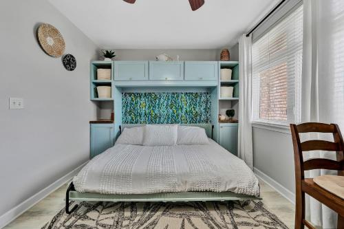 1 dormitorio con 1 cama con cabecero azul en The Lake Condo, en Huddleston