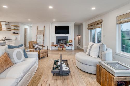 a living room with two couches and a table at The Crew House in Tillamook