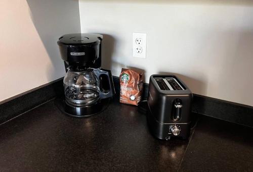 a coffee maker and a toaster sitting on a counter at Luxury Condo 2 bed 2 bath near Downtown KC in Kansas City