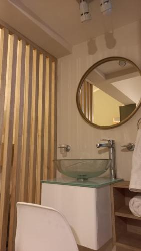 y baño con lavabo, espejo y aseo. en MirAle en Salta