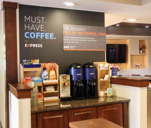 Kaffee-/Teezubehör in der Unterkunft Holiday Inn Express Cedar Rapids - Collins Road by IHG