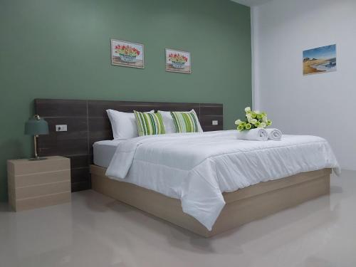 - une chambre avec un grand lit fleuri dans l'établissement VILLA LOVED BEACH AO NAM MAO krabi, à Ao Nam Mao