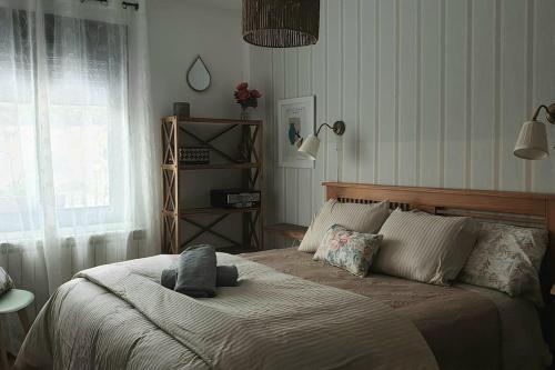 een slaapkamer met een bed met een hoed erop bij Casa La Hojiblanca in Mancha Real
